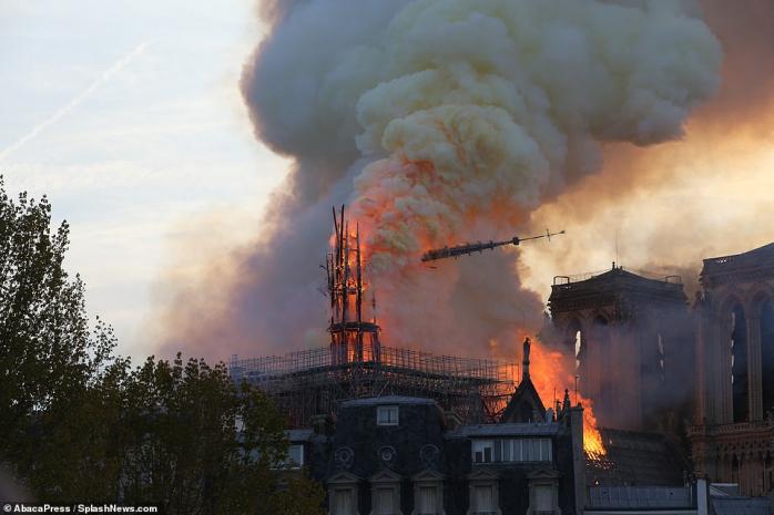 Пожежа у Нотр-Дамі: рятувальників викликали через 23 хвилини після появи вогню, фото — Daily Mail 