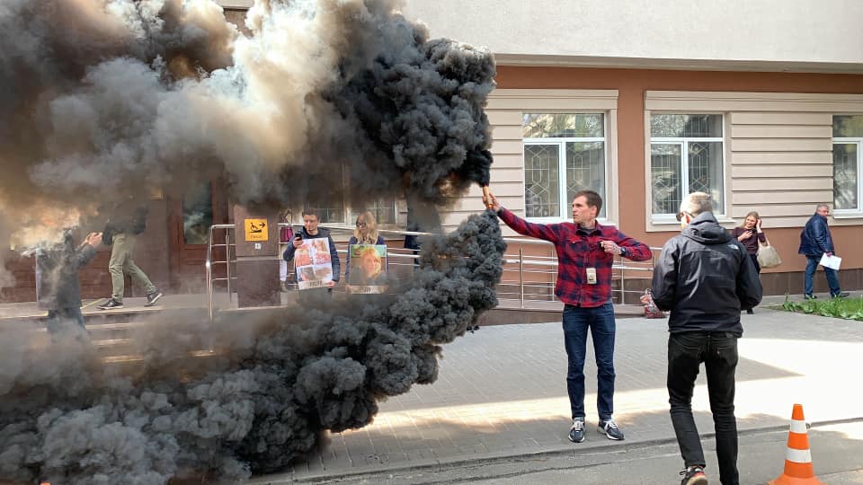 Фаер-шоу устроили активисты перед заседанием по фигуранту дела Гандзюк, фото — Фейсбук Р.Синицина