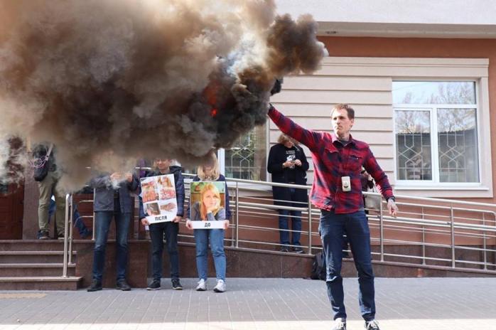 Фаєр-шоу влаштували активісти перед засіданням щодо фігуранта справи Гандзюк, фото — Фейсбук Р.Сініцина