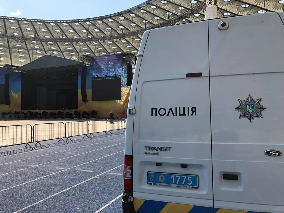 Силовики прибыли на «Олимпийский». Фото: Artem Shevchenko в Facebook
