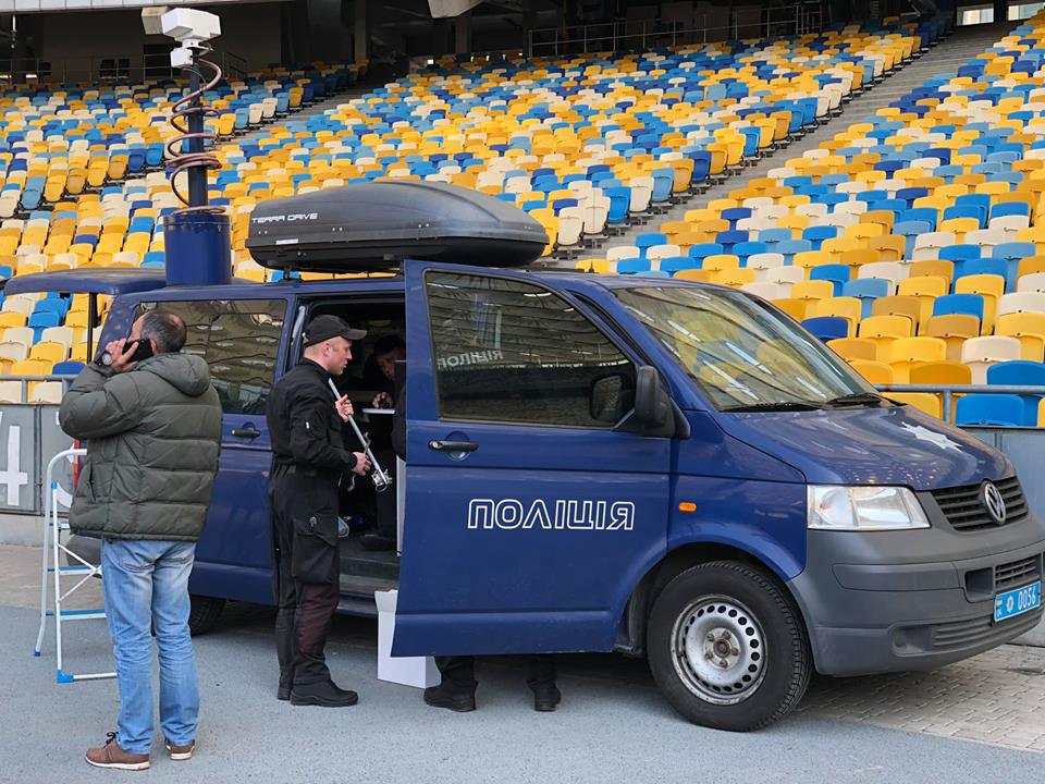 Силовики прибули на «Олімпійський». Фото: Artem Shevchenko у Facebook
