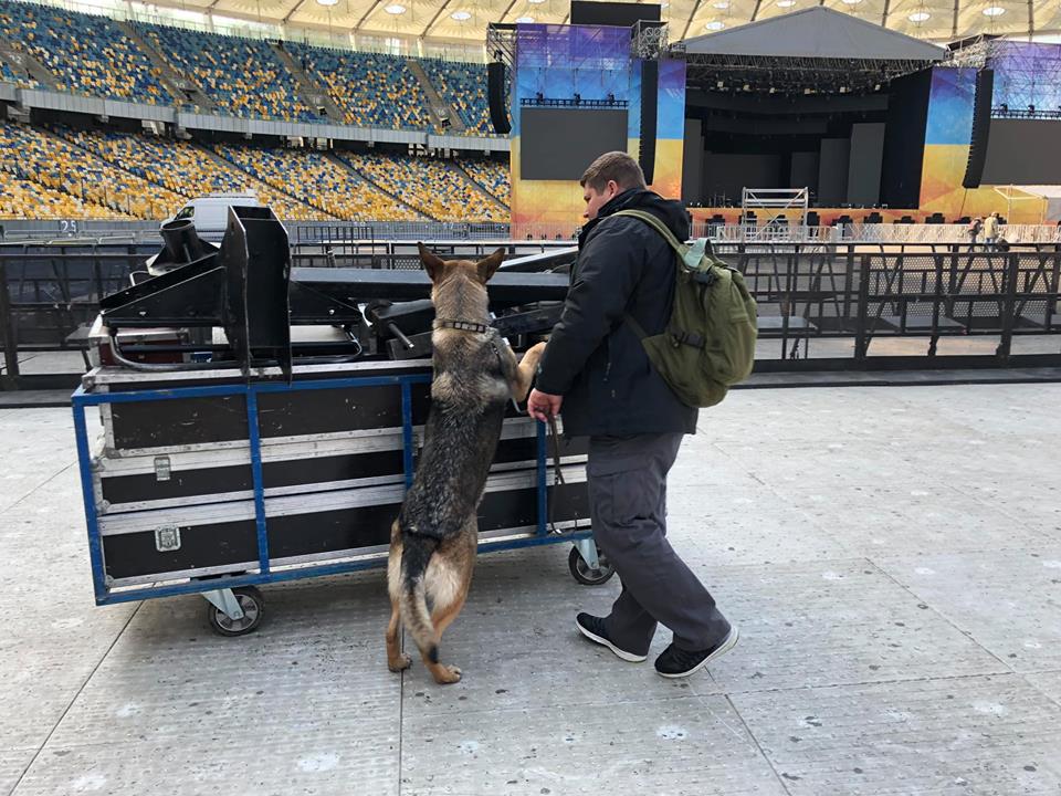 Силовики прибули на «Олімпійський». Фото: Artem Shevchenko у Facebook