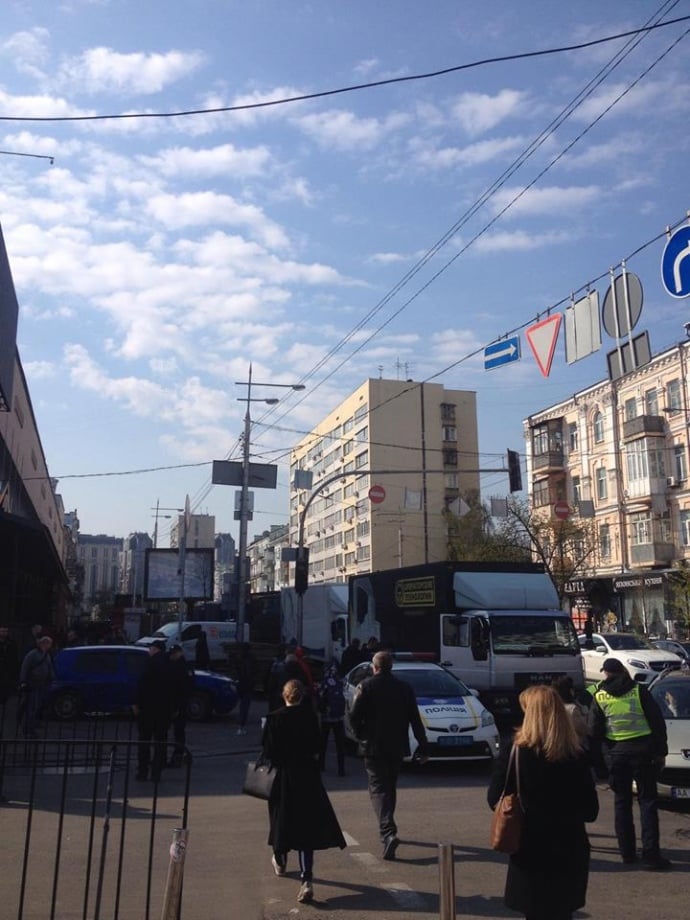 До стадіону підвезли телеобладнання, працює поліція. Фото: Валентина Романенко