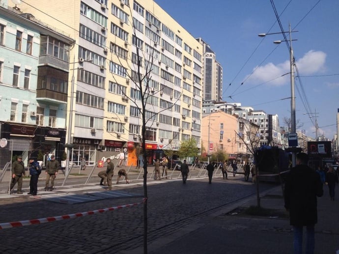 До стадіону підвезли телеобладнання, працює поліція. Фото: Валентина Романенко