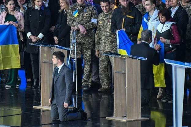 Дебати на стадіоні: Зеленський та Порошенко стали на коліна перед воїнами та українцями