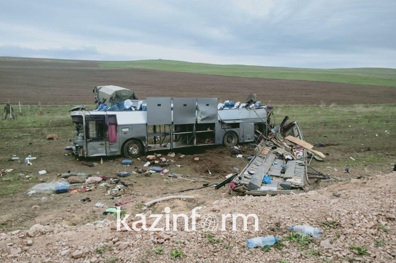 В Казахстане перевернулся пассажирский автобус