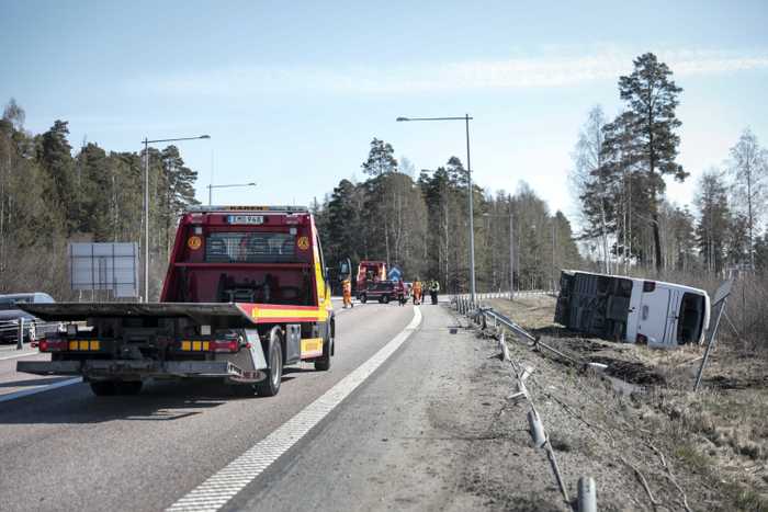 Автобус с туристами перевернулся в Швеции. Фото: aftonbladet.se