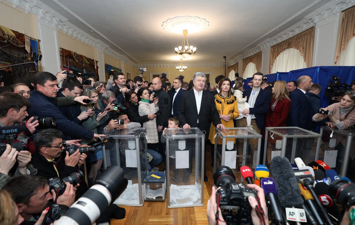 Порошенко проголосовал и призвал украинцев сделать свой выбор