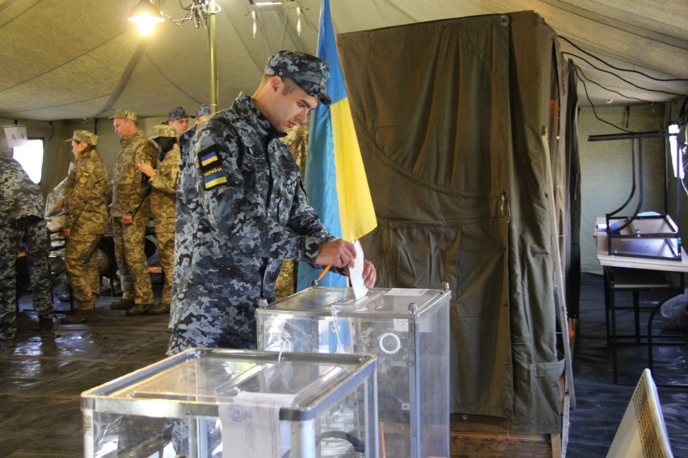 Военнослужащие голосуют на специальных участках. Фото: Минобороны