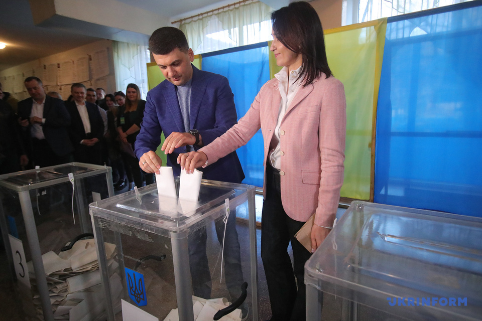 Гройсман проголосовал на выборах. Фото: Укринформ