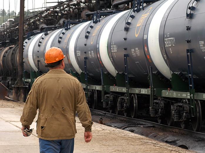 Беларусь приостановила экспорт светлых нефтепродуктов в Украину. Фото: ТАСС