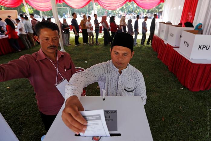 Понад 90 членів виборчих комісій померли під час підрахунку голосів в Індонезії. Фото: Информ-UA