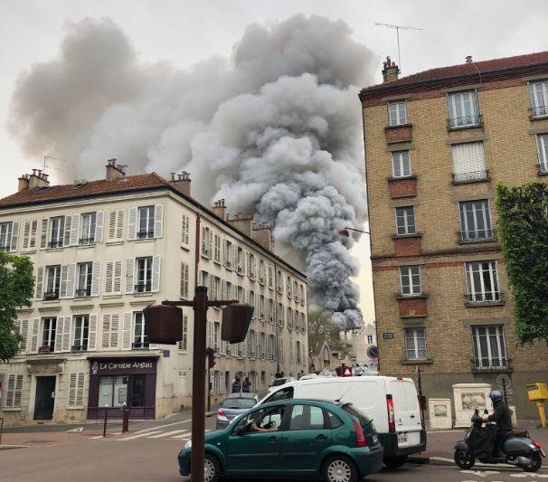 Во Франции возле Версаля вспыхнул масштабный пожар. Фото: twitter