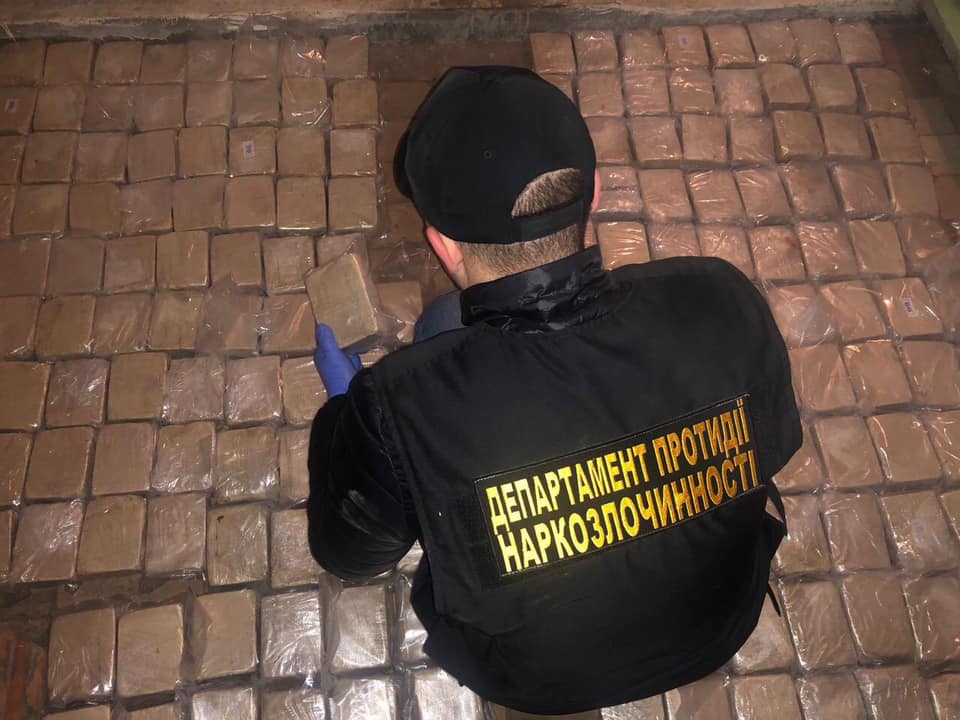 Изъятие наркотиков в Киеве. Фото: Vyacheslav Abroskin в Facebook