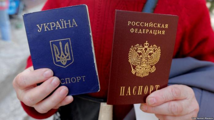 Путин разрешил выдавать российские паспорта жителям оккупированных территорий Украины, фото — Радио Свобода