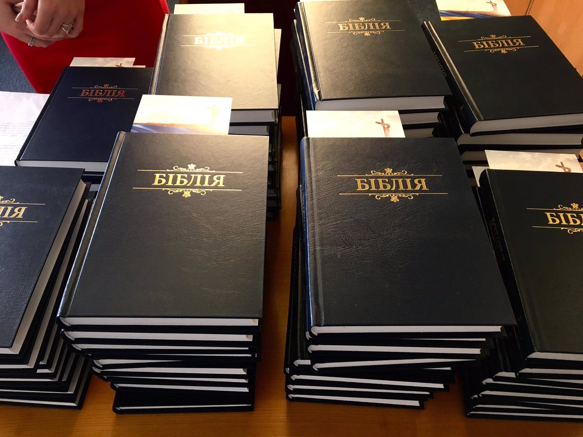 В чистый четверг и в день рассмотрения языкового закона депутатам в Раде подарили Библии, фото — Честно