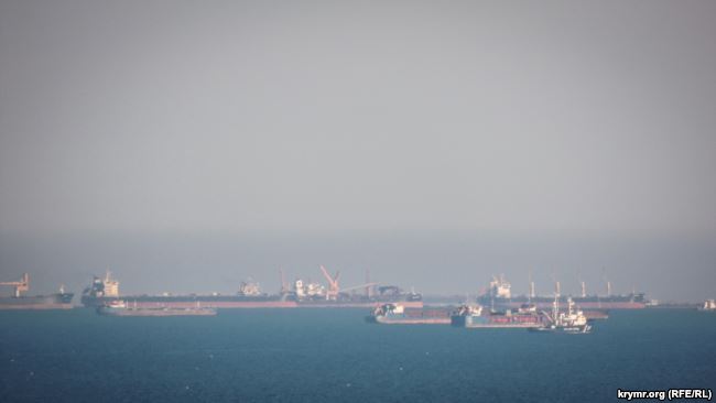 Скопление кораблей в Керченском проливе. Фото: Крым.Реалии