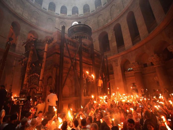 У храмі Гробу Господнього зійшов Благодатний вогонь. Фото: Haaretz