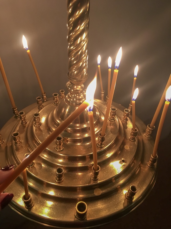 Прихожане ставили свечи у лика святых