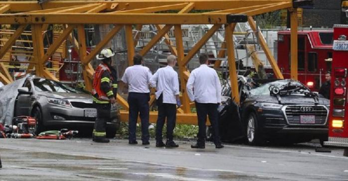 В США башенный кран обрушился на шесть авто, погибли четыре человека. Фото: twitter/ByRosenberg