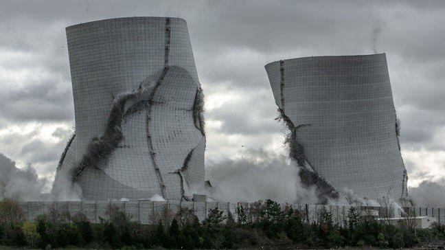 В США взорвали часть теплоэлектростанции. Фото: Twitter/demolitionnews 