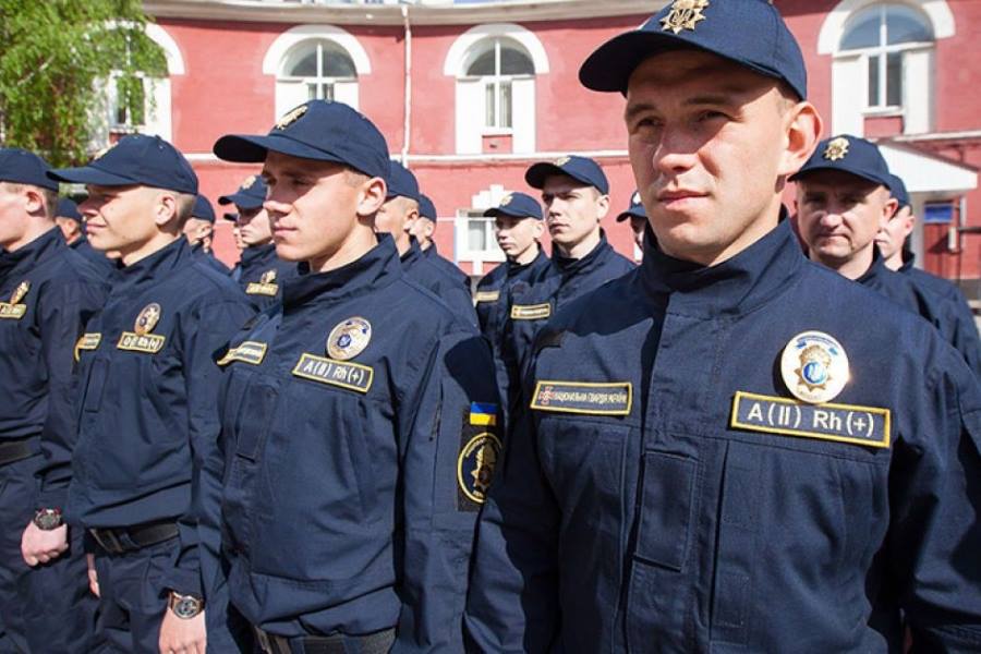 Покой граждан в усиленном режиме охраняли спасатели и правоохранители. Фото: МВД