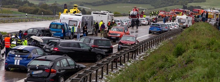 В Германии из-за града столкнулись более 50 автомобилей. Фото: mdr.de
