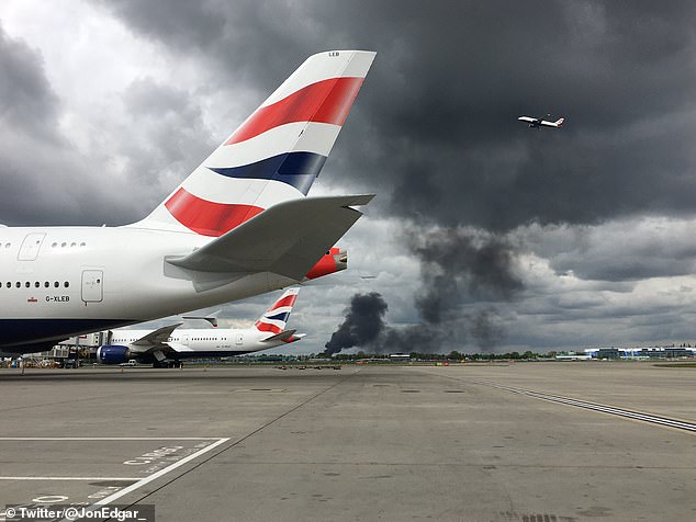 Крупный пожар вспыхнул возле аэропорта «Хитроу». Фото: dailymail.co.uk
