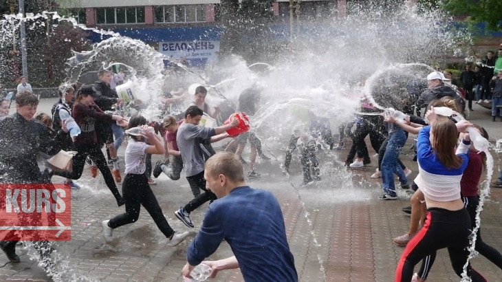 Поливальный понедельник: украинцев на второй день Пасхи намочили не только дожди, фото — Курс