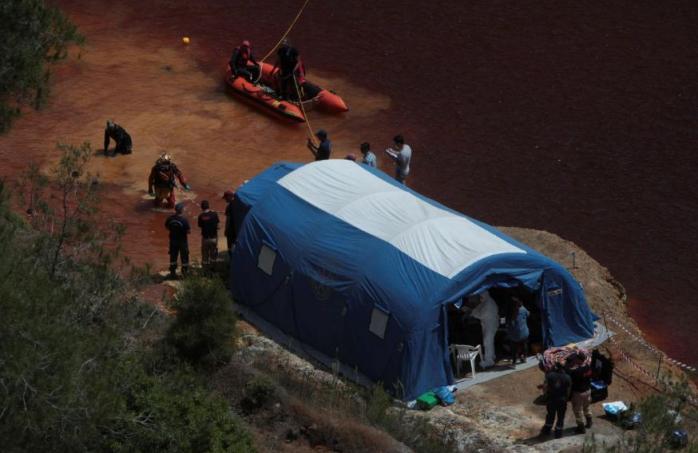 Серийный маньяк на Кипре бросал тела жертв в ядовитое озеро, фото с места поисков — Reuters