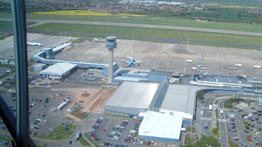 У британському аеропорту зіткнулися два літаки. Фото: mirror.co.uk