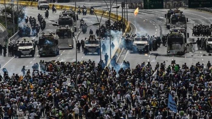 Протесты в Венесуэле: правоохранители задержали более 80 человек. Фото: ВВС
