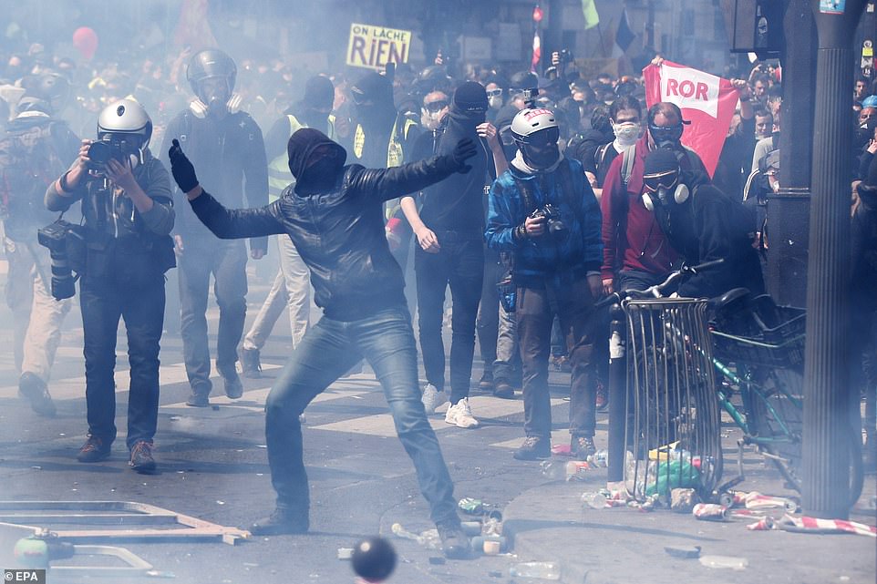 Столкновения в Париже. Фото: APF, EPA