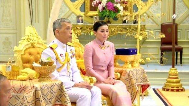 Від стюардеси до королеви: правитель Таїланду одружився напередодні коронації на колишній бортпровідниці, фото — Reuters
