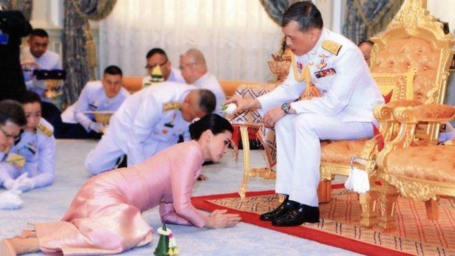 От стюардессы к королеве: правитель Таиланда женился накануне коронации на бывшей стюардессы, фото — Reuters