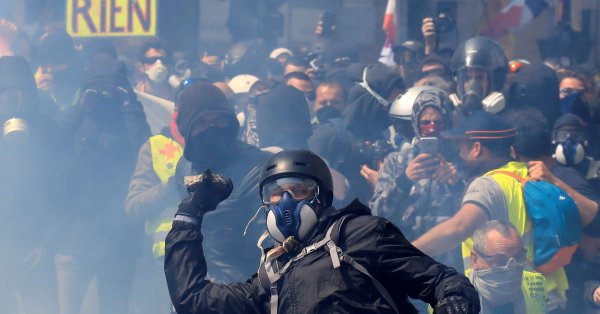В Париже произошли столкновения полиции и демонстрантов. Фото: twitter/mirror