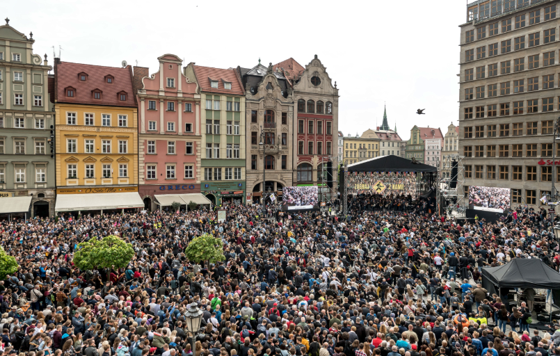 В Польше тысячи гитаристов собрались на площади, чтобы побить рекорд. Фото: pap