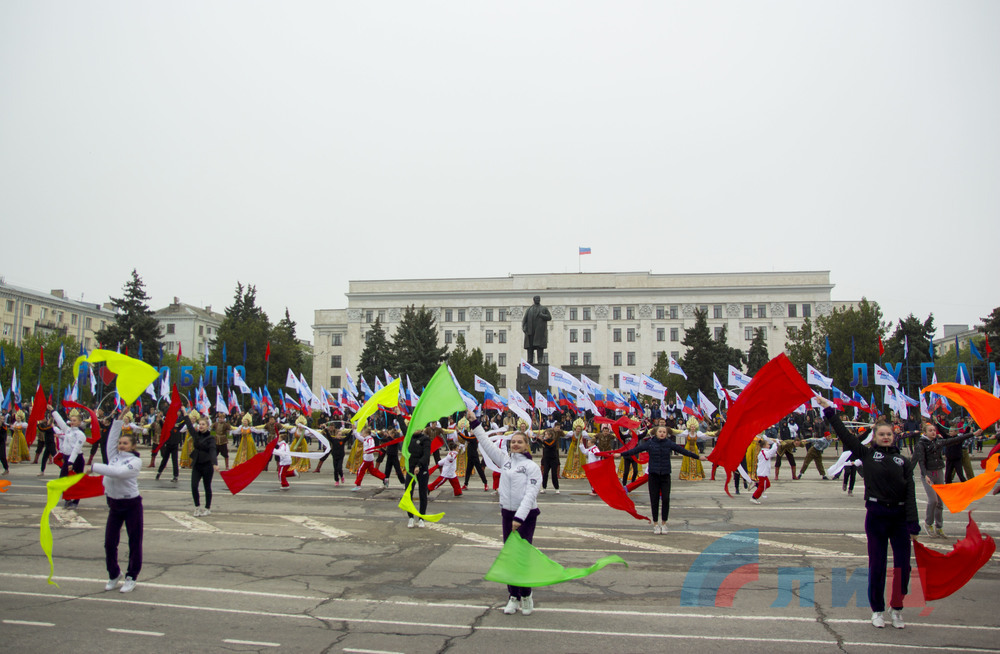 Зігнані бюджетники і «Гради» в центрі міста: Луганськ готують до 9 травня, фото — Ліга