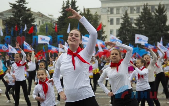 Согнанные бюджетники и «Грады» в центре города: Луганск готовят к 9 мая, фото — Лига