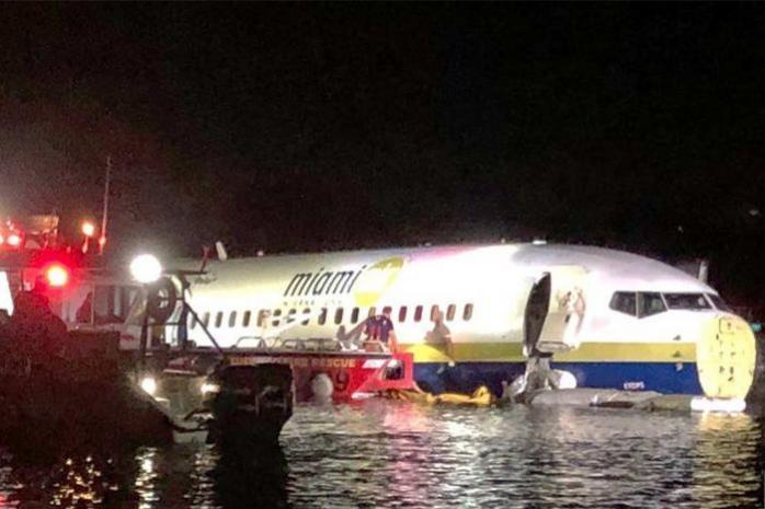 Во Флориде самолет упал в реку, есть раненые. Фото: twitter/SusanChaffin6