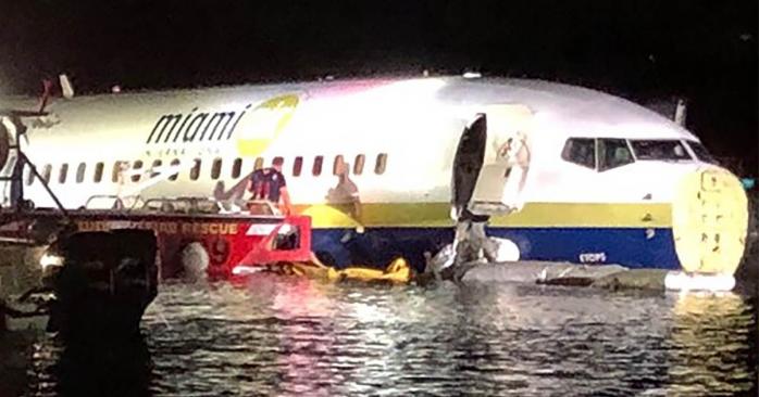 Boeing соскочил с полосы в реку: в сети появилось видео поврежденного самолета, фото — NBC News