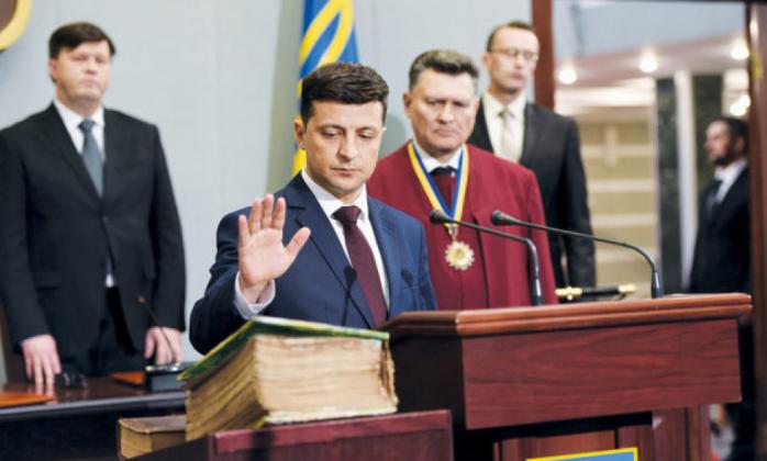 Зеленський наполягає на своїй інавгурації 19 травня, скріншот з фільму "Слуга народу"