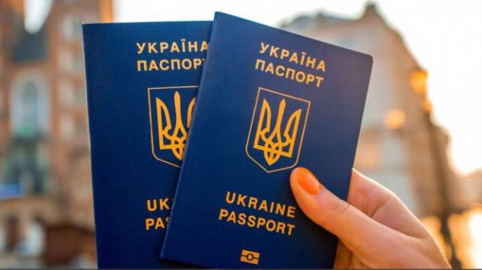 Український паспорт покращив свою позицію у світовому рейтингу, фото — Твіттер П.Порошенка