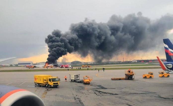 Пасажирський літак загорівся в момент приземлення в аеропорту Шереметьєво, фото: РИА «Новости»
