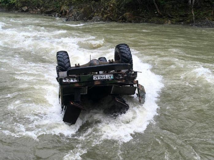 Автомобиль с туристами упал в реку. Фото: ГСЧС