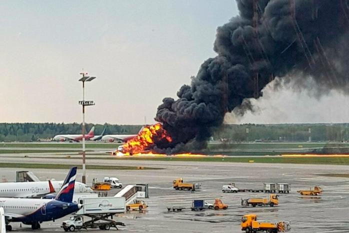 В российском аэропорту «Шереметьево» во время пожара самолета погиб 41 человек. Фото: rg