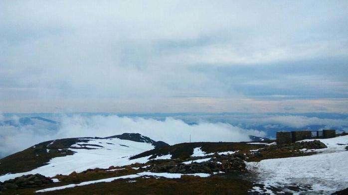 На горе Поп Иван Черногорский идет сильный снег. Фото: Чорногірський гірський пошуково-рятувальний пост