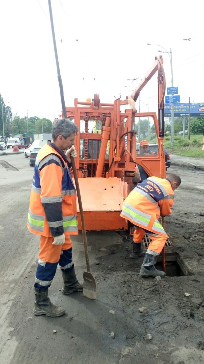 Киев готовится к шторму: в столице ожидается гроза и шквалистый ветер, фото — Фейсбук "Укравтодор"