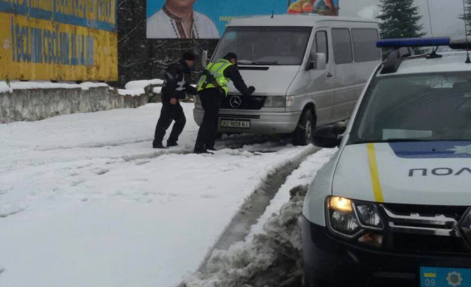 Полиция помогает водителям в Ивано-Франковской области