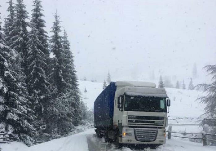 Сніг у Буковелі: водіїв та пішоходів попереджають про небезпеку. Фото: МВС